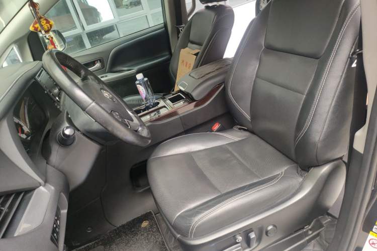 Used Toyota SIENNA 2018 3.5L Four-Wheel Drive Limited 7-Seater Canadian Version Left Front Seat