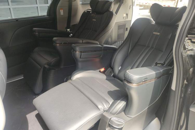 Used Toyota SIENNA 2018 3.5L Four-Wheel Drive Limited 7-Seater Canadian Version Left Rear Seat