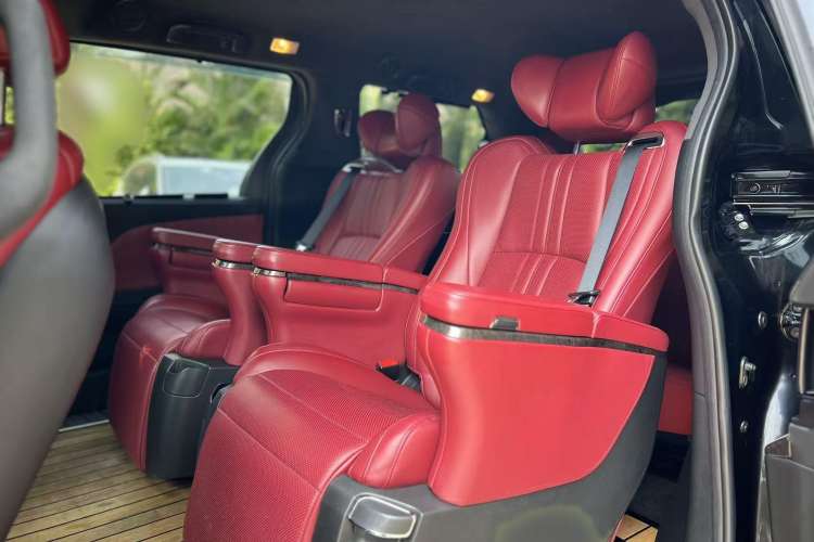 Used Toyota SIENNA 2018 3.5L Two-Wheel Drive SE U.S. Specification Left Rear Seat