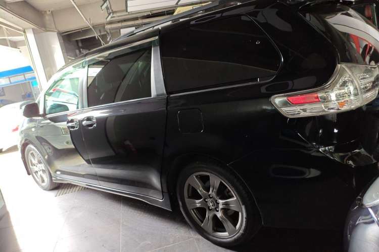 Used Toyota SIENNA 2018 3.5L Two-Wheel Drive SE U.S. Specification Left Side