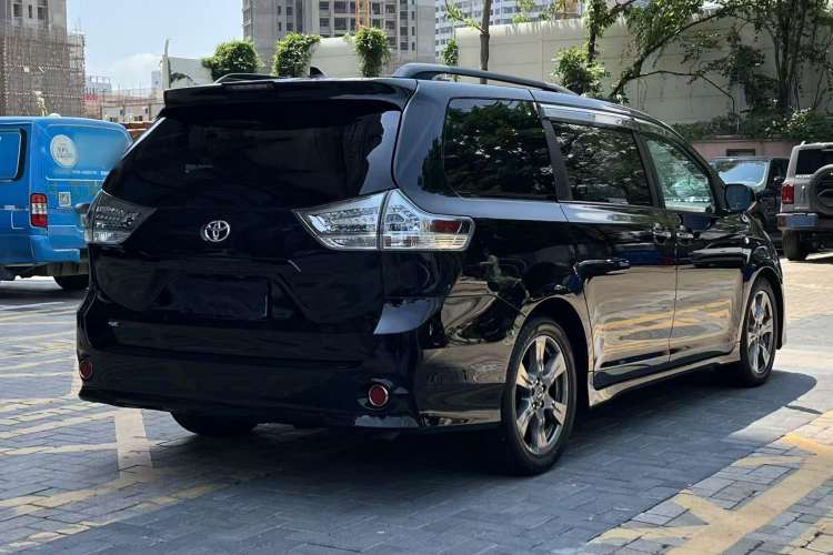 Used Toyota SIENNA 2018 3.5L Two-Wheel Drive SE U.S. Specification Rear Right 45 Deg
