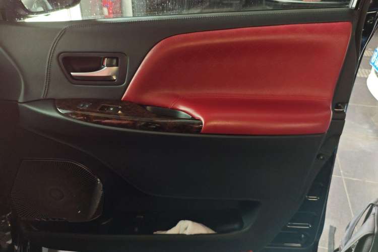 Used Toyota SIENNA 2018 3.5L Two-Wheel Drive SE U.S. Specification Right Front Door Interior