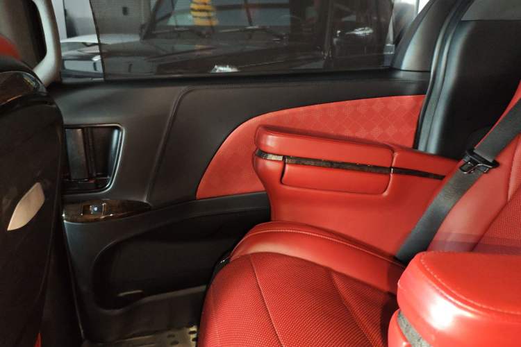 Used Toyota SIENNA 2018 3.5L Two-Wheel Drive SE U.S. Specification Right Rear Door Interior