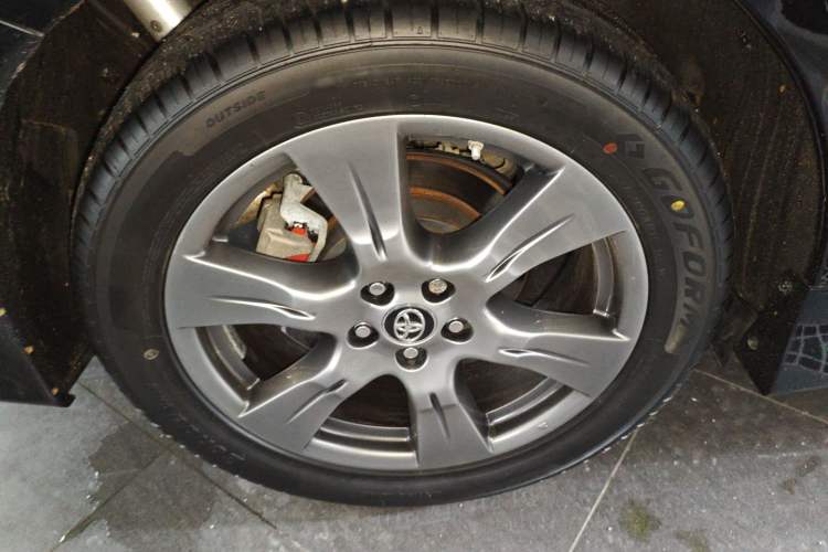 Used Toyota SIENNA 2018 3.5L Two-Wheel Drive SE U.S. Specification Right Rear Wheel Hub