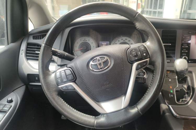 Used Toyota SIENNA 2018 3.5L Four-Wheel Drive Limited 7-Seater Canadian Version Steering Wheel