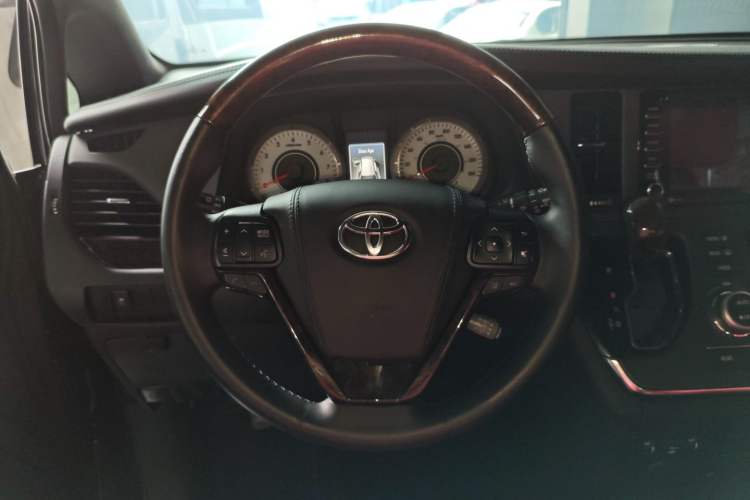 Used Toyota SIENNA 2018 3.5L Two-Wheel Drive SE U.S. Specification Steering Wheel