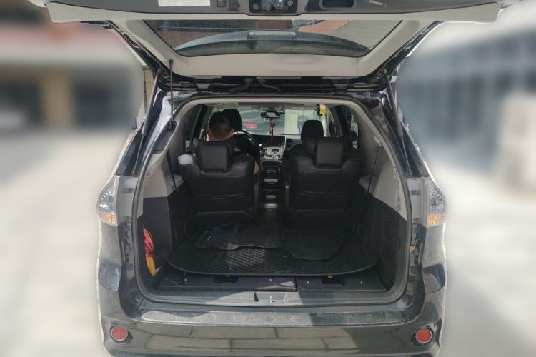 Used Toyota SIENNA 2018 3.5L Four-Wheel Drive Limited 7-Seater Canadian Version Trunk