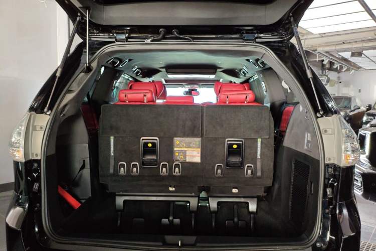Used Toyota SIENNA 2018 3.5L Two-Wheel Drive SE U.S. Specification Trunk