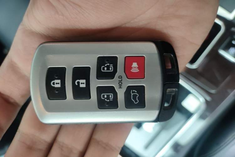 Used Toyota SIENNA 2018 3.5L Four-Wheel Drive Limited 7-Seater Canadian Version Vehicle Key