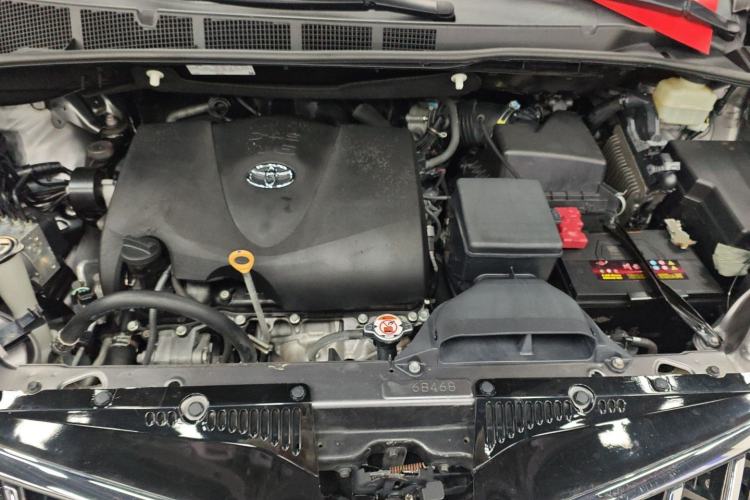 Used Toyota SIENNA 2018 3.5L Two-Wheel Drive SE U.S. Specification Engine Bay