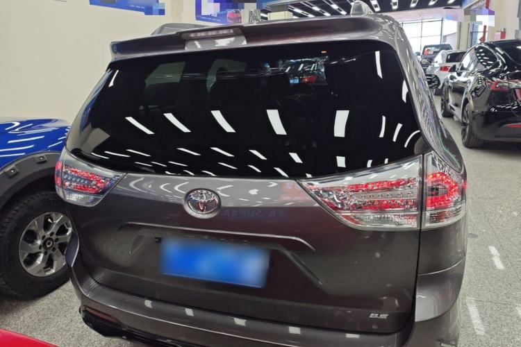 Used Toyota SIENNA 2018 3.5L Two-Wheel Drive SE U.S. Specification Rear