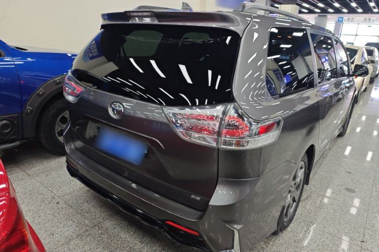 Used Toyota SIENNA 2018 3.5L Two-Wheel Drive SE U.S. Specification Rear Right 45 Deg