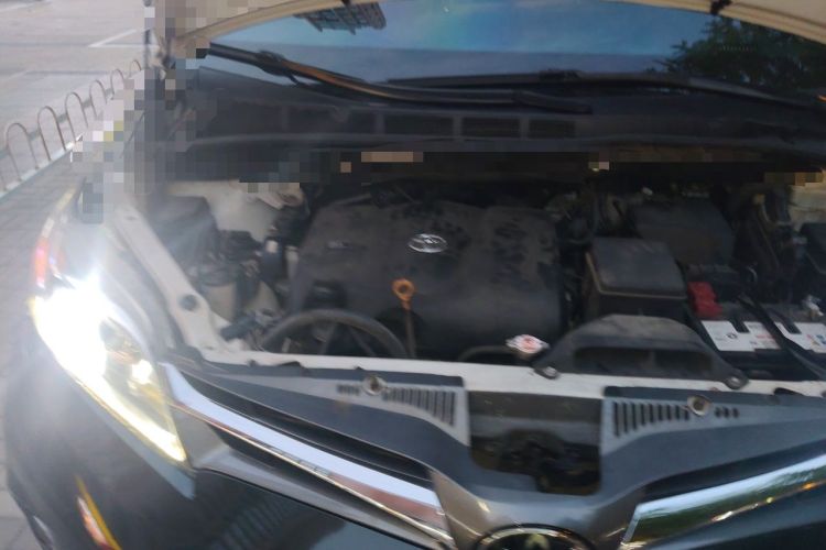Used Toyota SIENNA  Engine Bay Right