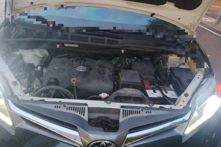 Used Toyota SIENNA  Engine Bay