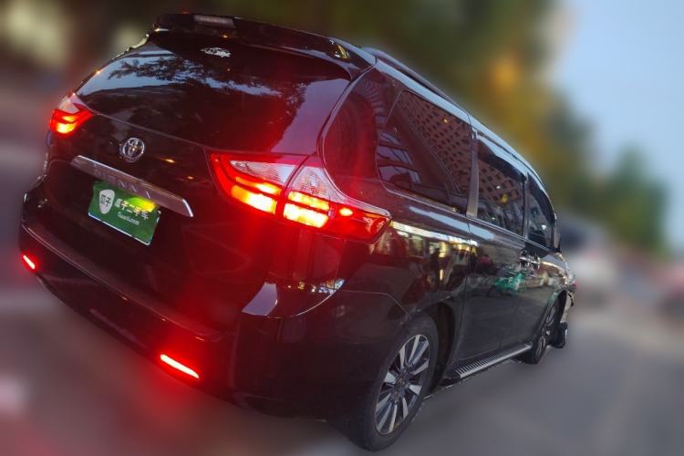 Used Toyota SIENNA  Rear Right 45 Deg