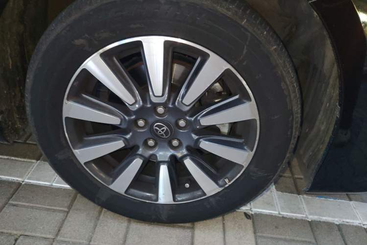 Used Toyota SIENNA  Right Front Wheel Hub