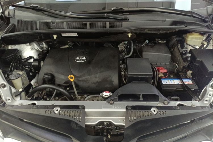 Used Toyota SIENNA 2018 3.5L Two-Wheel Drive SE U.S. Specification Engine Bay