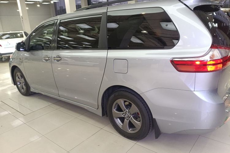 Used Toyota SIENNA 2018 3.5L Two-Wheel Drive SE U.S. Specification Exterior 3
