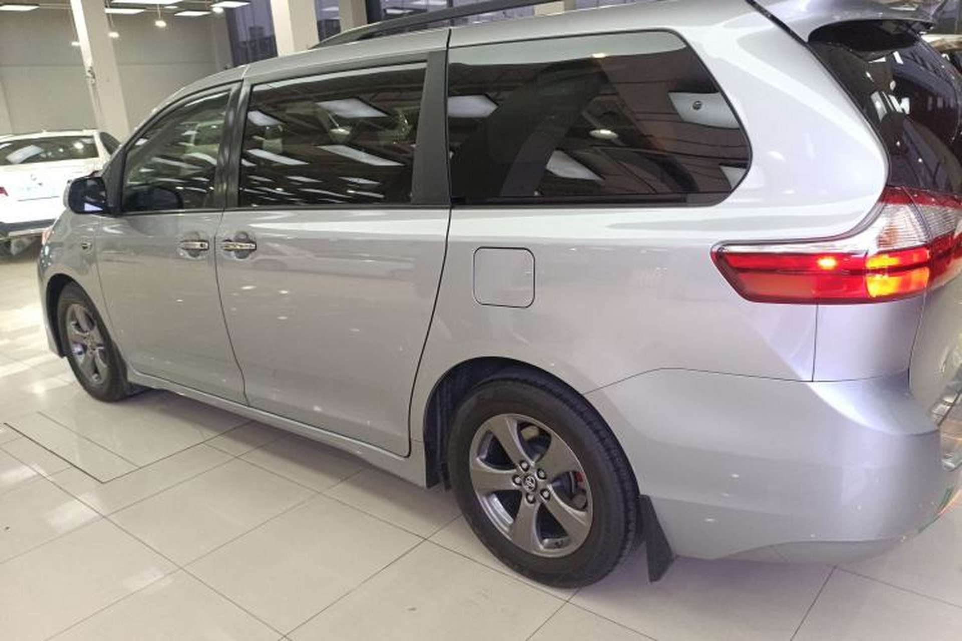 Used Toyota SIENNA 2018 3.5L Two-Wheel Drive SE U.S. Specification Exterior 3