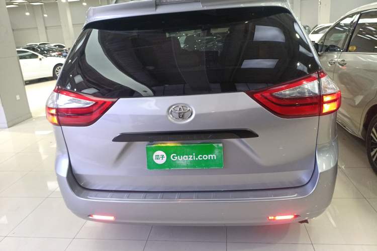 Used Toyota SIENNA 2018 3.5L Two-Wheel Drive SE U.S. Specification Exterior 4