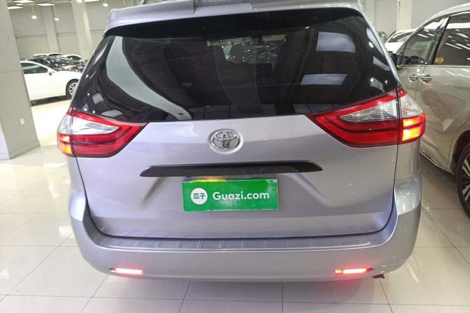Used Toyota SIENNA 2018 3.5L Two-Wheel Drive SE U.S. Specification Exterior 4
