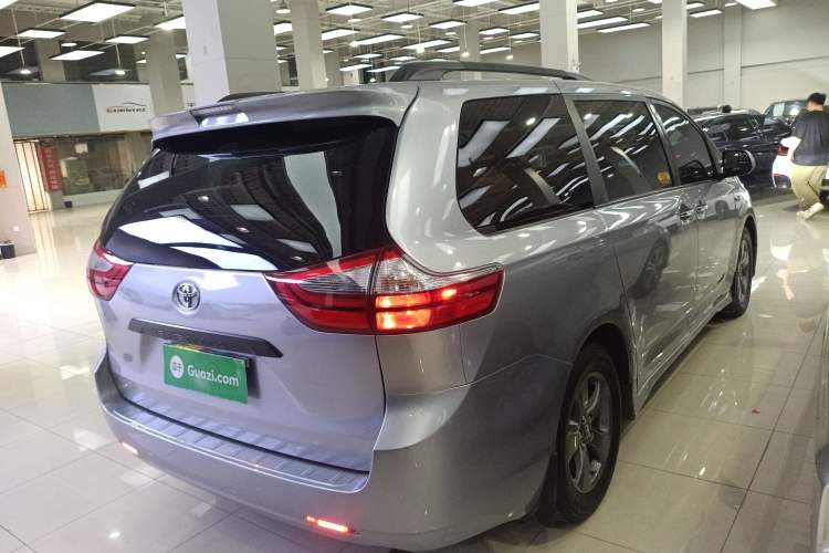 Used Toyota SIENNA 2018 3.5L Two-Wheel Drive SE U.S. Specification Exterior 5
