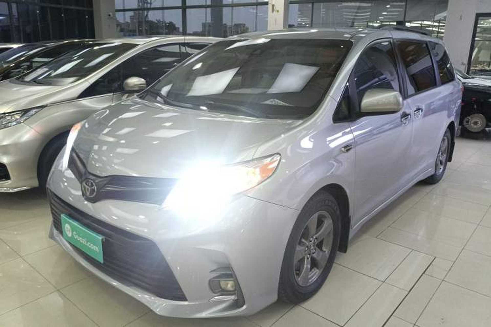 Used Toyota SIENNA 2018 3.5L Two-Wheel Drive SE U.S. Specification Front Left 45 Deg