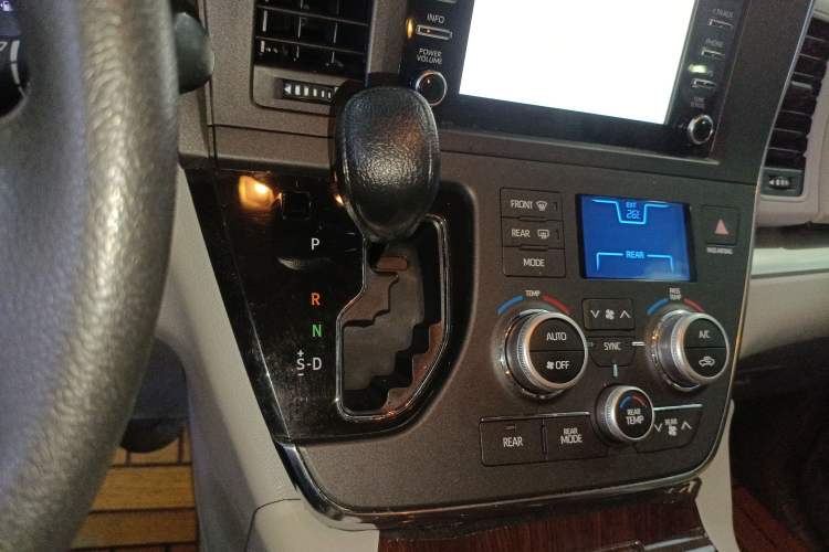 Used Toyota SIENNA 2018 3.5L Two-Wheel Drive SE U.S. Specification Gear Lever