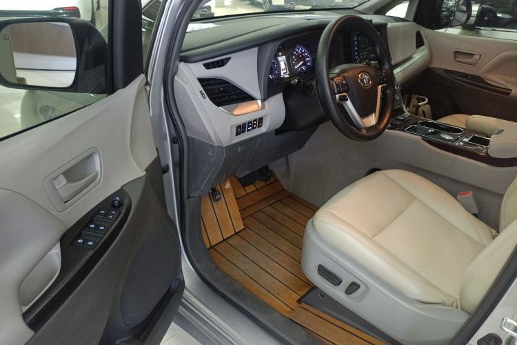 Used Toyota SIENNA 2018 3.5L Two-Wheel Drive SE U.S. Specification Interior 3