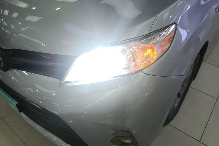 Used Toyota SIENNA 2018 3.5L Two-Wheel Drive SE U.S. Specification Left Front Headlight