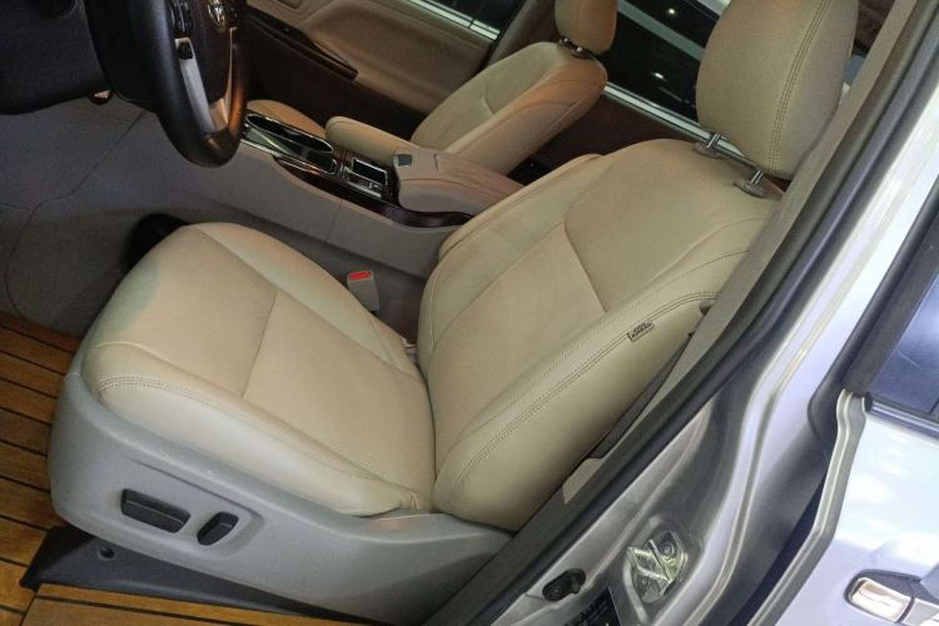 Used Toyota SIENNA 2018 3.5L Two-Wheel Drive SE U.S. Specification Left Front Seat