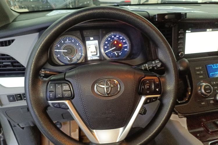 Used Toyota SIENNA 2018 3.5L Two-Wheel Drive SE U.S. Specification Steering Wheel