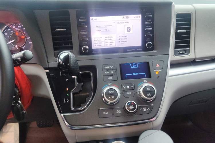 Used Toyota SIENNA 2018 3.5 Four-Wheel Drive LE Version 7 Seats – Canadian Edition Audio And AC Panel