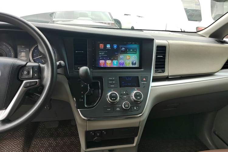 Used Toyota SIENNA 2018 3.5L Four-Wheel Drive LE Trim 7 Seats U.S. Specification Audio And AC Panel