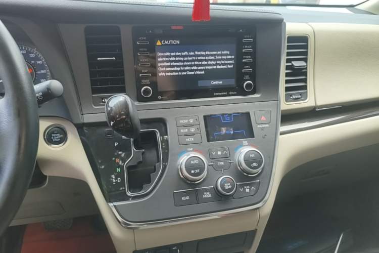 Used Toyota SIENNA 2018 3.5L Four-Wheel Drive LE Trim 7 Seats U.S. Specification Audio And AC Panel