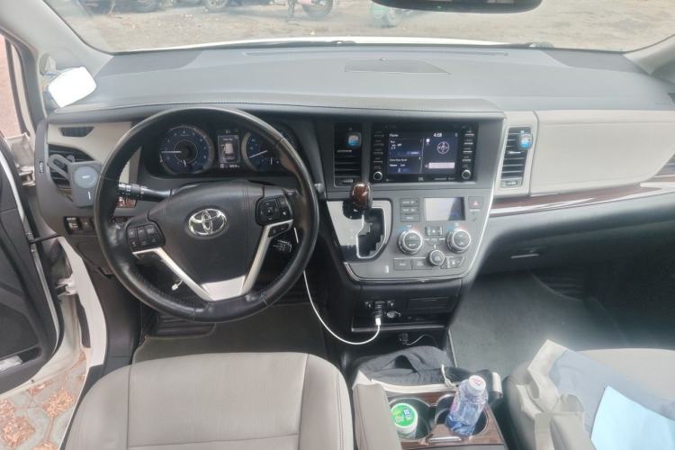 Used Toyota SIENNA 2018 3.5L Four-Wheel Drive LE Trim 7 Seats U.S. Specification Center Console