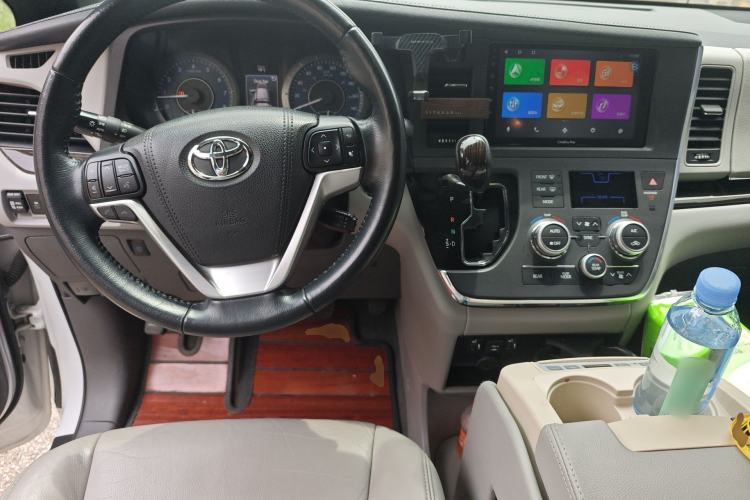 Used Toyota SIENNA 2018 3.5L 2WD Limited 7-Seater Canadian Version Center Console