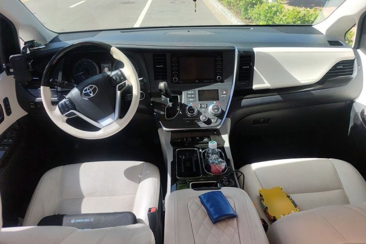 Used Toyota SIENNA 2018 3.5L Four-Wheel Drive SE Version 7 Seats U.S. Specification Center Console