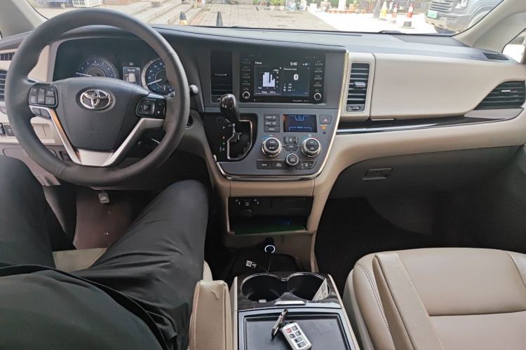 Used Toyota SIENNA 2018 3.5L Two-Wheel Drive XLE 7-Seater U.S. Specification Center Console