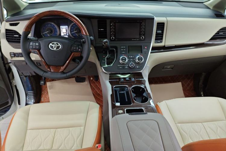 Used Toyota SIENNA 2018 3.5L Two-Wheel Drive XLE 7-Seater U.S. Specification Center Console