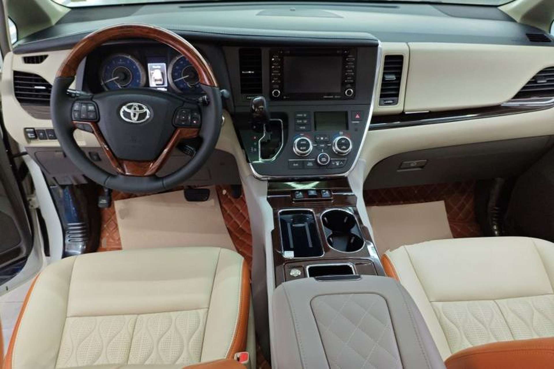 Used Toyota SIENNA 2018 3.5L Two-Wheel Drive XLE 7-Seater U.S. Specification Center Console