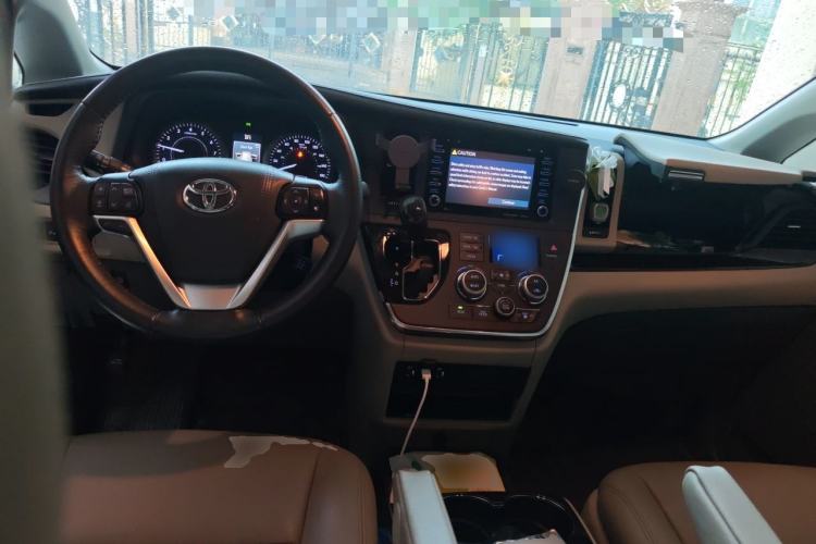 Used Toyota SIENNA 2018 3.5L Two-Wheel Drive SE U.S. Specification Center Console