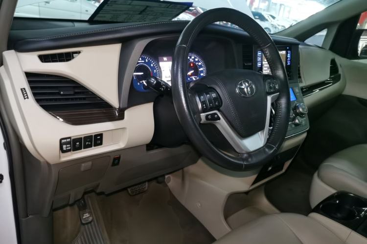 Used Toyota SIENNA 2018 3.5L Two-Wheel Drive SE U.S. Specification Center Console