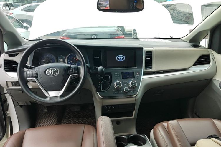 Used Toyota SIENNA 2018 3.5L Four-Wheel Drive LE Trim 7 Seats U.S. Specification Center Console
