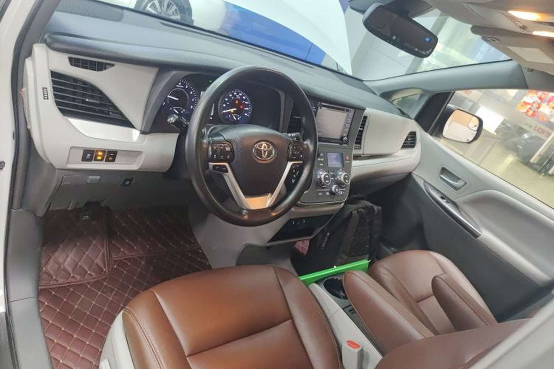 Used Toyota SIENNA 2018 3.5L Four-Wheel Drive LE Trim 7 Seats U.S. Specification Center Console