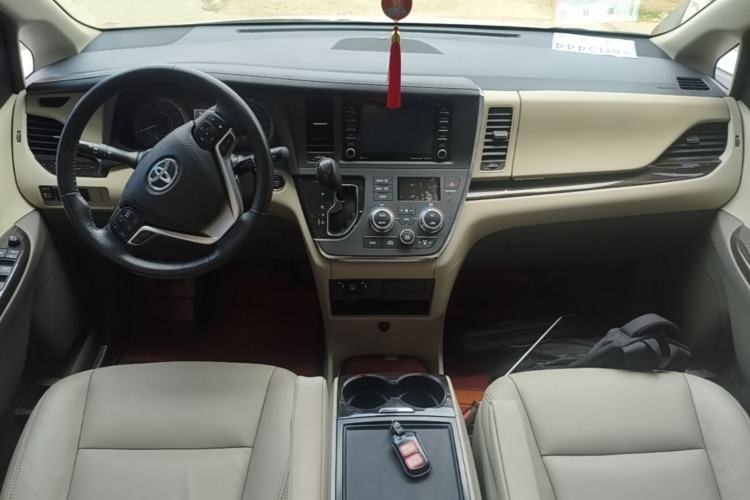 Used Toyota SIENNA 2018 3.5L Four-Wheel Drive LE Trim 7 Seats U.S. Specification Center Console