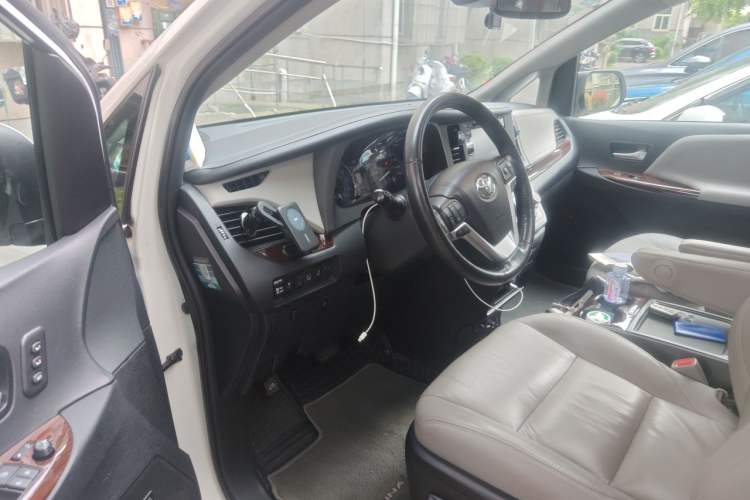 Used Toyota SIENNA 2018 3.5L Four-Wheel Drive LE Trim 7 Seats U.S. Specification Driver Seat
