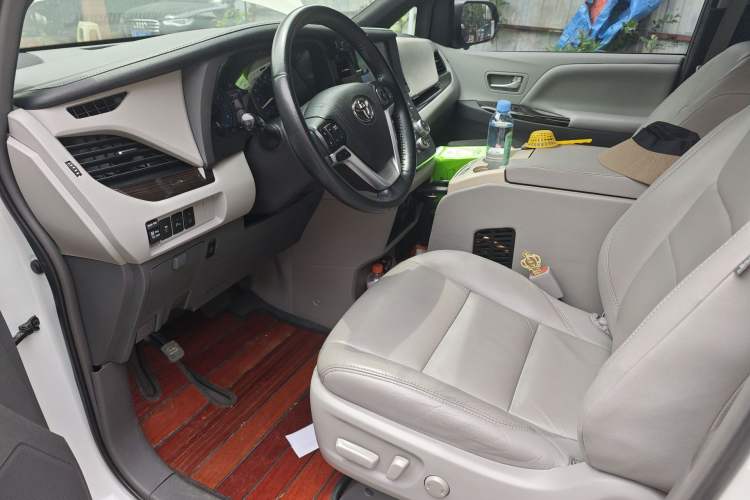 Used Toyota SIENNA 2018 3.5L 2WD Limited 7-Seater Canadian Version Driver Seat