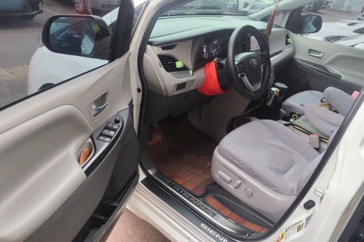 Used Toyota SIENNA 2018 3.5 Four-Wheel Drive LE Version 7 Seats – Canadian Edition Driver Seat