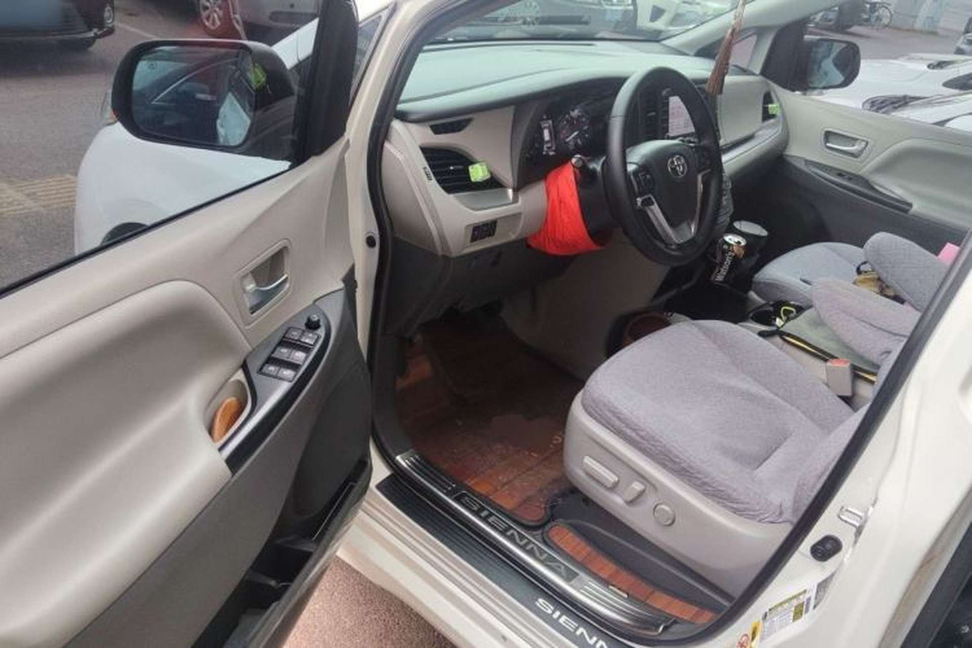 Used Toyota SIENNA 2018 3.5 Four-Wheel Drive LE Version 7 Seats – Canadian Edition Driver Seat